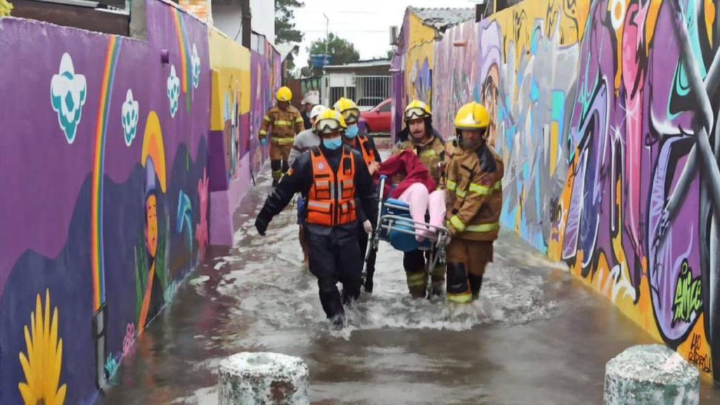 Al menos 8 muertos y 19 desaparecidos por el paso de un ciclón por el sur de Brasil