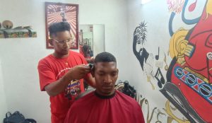 Capacitan a los chamos en el arte de la barbería