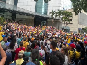 Capriles y UNT inscribieron sus candidaturas para las primarias