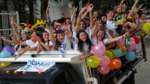 En Caracas aprobaron ordenanza que prohíbe a los jóvenes hacer caravanas por graduación