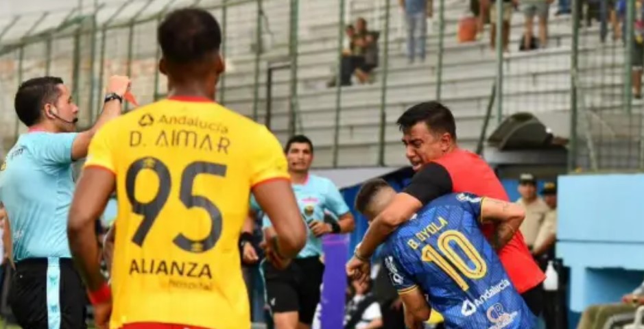 El entrenador César Farías pierde el control y golpea a dos jugadores del equipo contrario en pleno partido (Video)