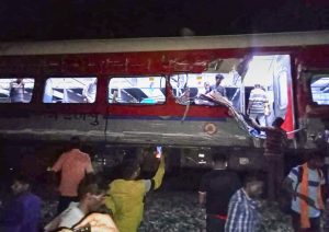 Más de 200 muertos y cerca del millar de heridos en choque de trenes en la India