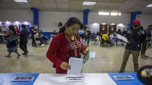Cierran centros electorales e inicia conteo de votos en Guatemala