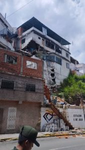 Colapsó una vivienda multifamiliar en Petare