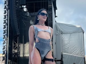 Con raptor house y tambor, Arca abrió el show de Beyoncé