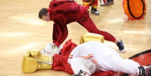 Conor McGregor le dio un golpe a la mascota de Miami Heat y lo mandó a emergencias (Video)