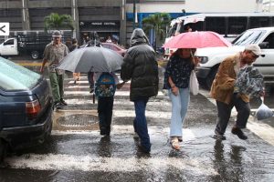 Continúan las lluvias en el país por paso de onda tropical número 8