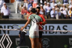 Djokovic gana a Carlos Alcaraz y buscará su título 23 de Grand Slam