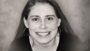 Revelan detalles espeluznantes sobre joven que fue hallada “derretida” en el sofá de su casa