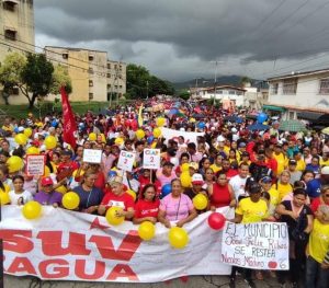 En medio de un fuerte aguacero aragueños marcharon contra el bloqueo 