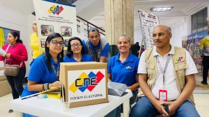 Entregan cotillones para comicios de consejos comunales en Caracas