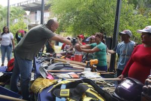 Entregan obras e insumos en Valles del Tuy