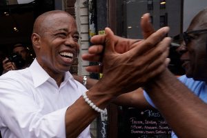 la propuesta del alcalde de Nueva York para quienes reciban migrantes en sus casas