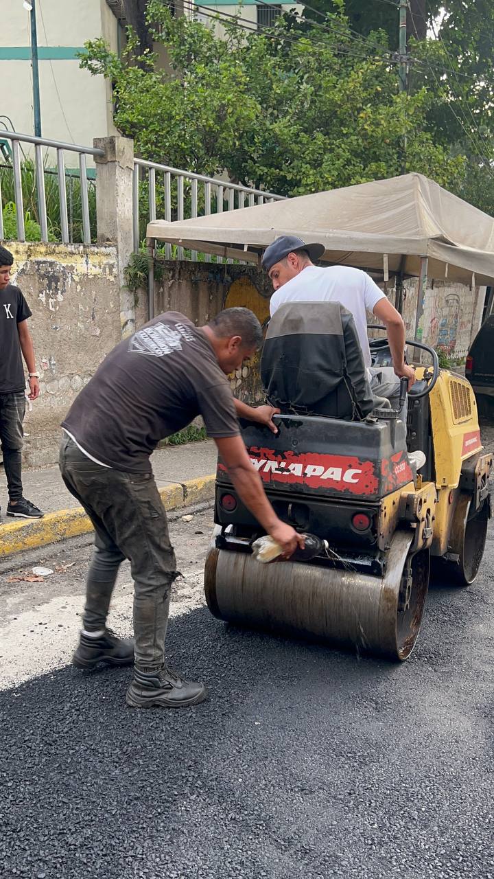 Escuadrón CazaHueco recupera vialidad en parroquia 23 de Enero