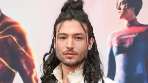 Ezra Miller emite sus primeros comentarios públicos desde las acusaciones de mala conducta en el estreno de "The Flash"