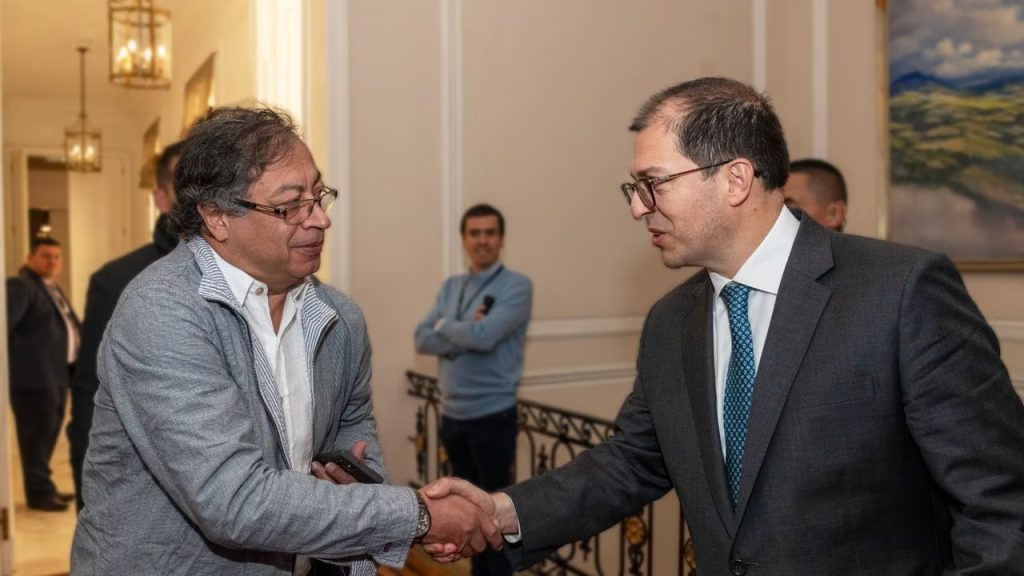 Fiscalía colombiana entrega informe del Clan del Golfo a Petro