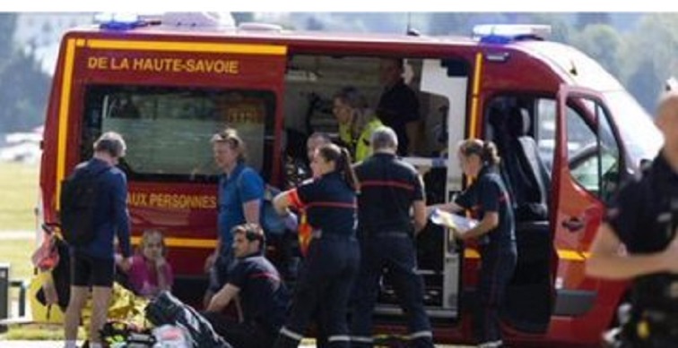 El terrorífico momento que sujeto ataca con cuchillo y deja cuatro niños y dos adultos heridos en Francia