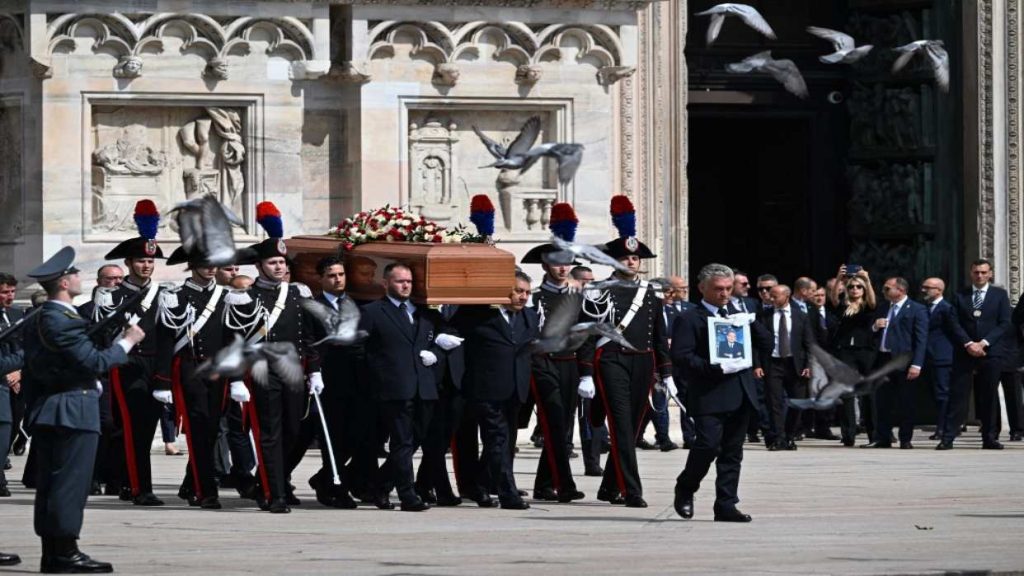 Miles de personas rinden un último homenaje a Berlusconi en su funeral en Milán