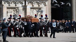 Miles de personas rinden un último homenaje a Berlusconi en su funeral en Milán