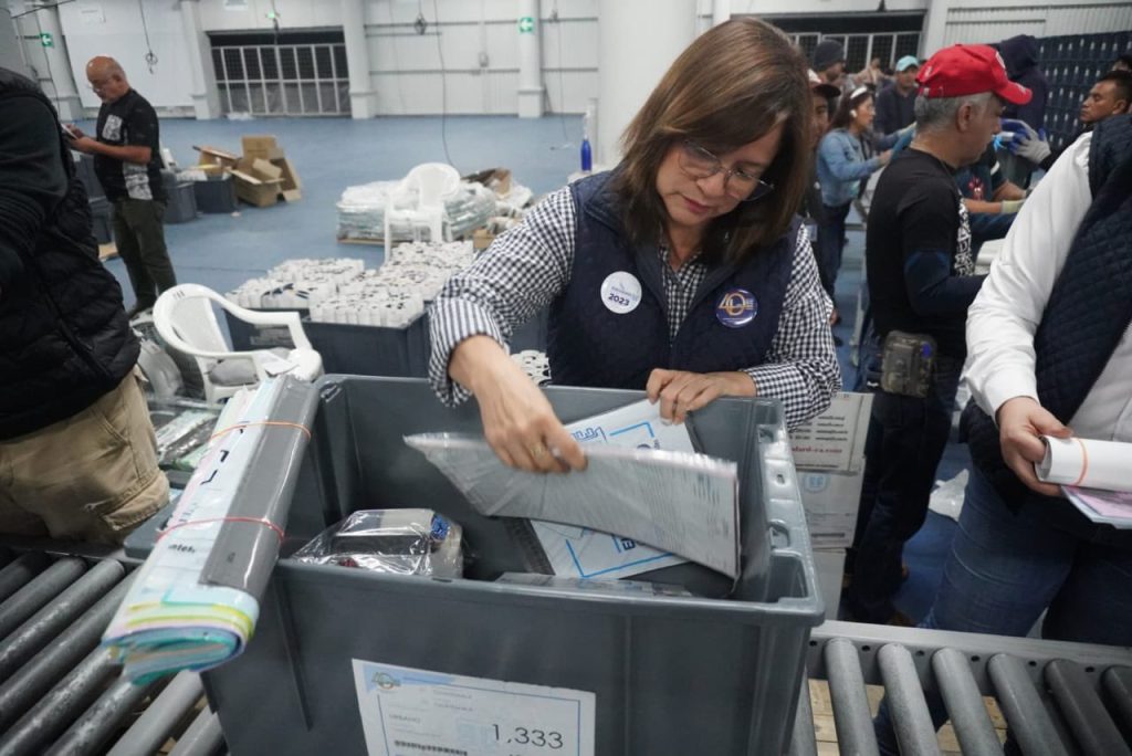 Guatemaltecos acuden a votar este domingo para escoger presidente