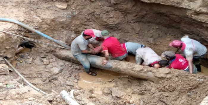 Trabajadores de Hidrocapital quedaron tapiados arreglando una tubería en La Yaguara (Imágenes sensibles)