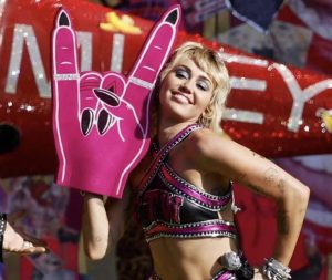 Miley Cyrus estaría negociando el medio tiempo del Super Bowl 2024 ????????