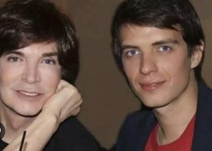 Así va la transformación física del hijo de Camilo Sesto para ser mujer trans