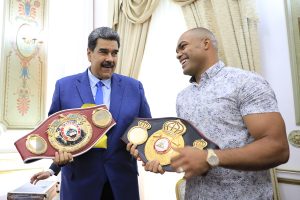 Maduro recibió cinturón de Campeón Mundial Honorifico de la AMB