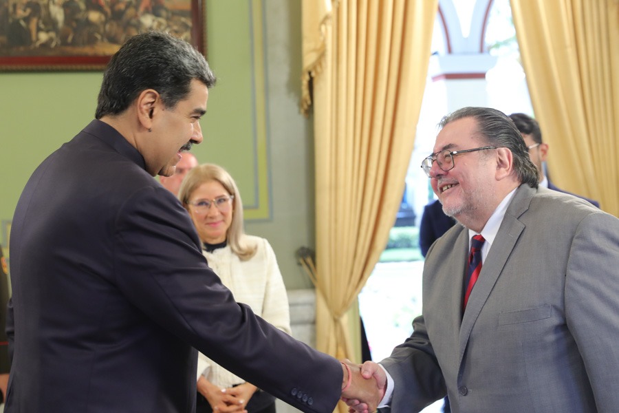 Maduro recibe cartas credenciales del embajador de Uruguay