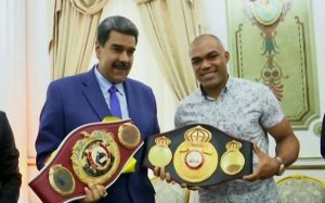 Maduro recibe cinturón honorífico de campeón mundial del boxeo