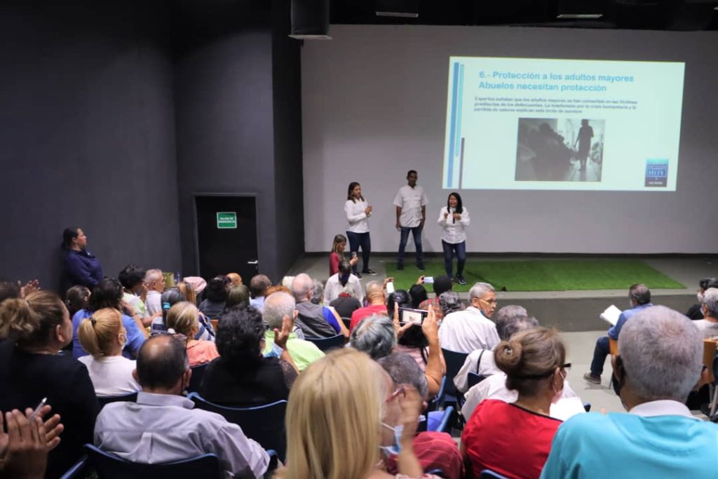 Más de 100 adultos mayores participaron en taller de periodismo comunitario