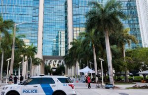 autoridades de Miami despliegan operativo de seguridad ante llegada del expresidente
