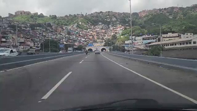 Difunden imágenes de un niño manejando una moto a 80 km por los túneles de Caracas