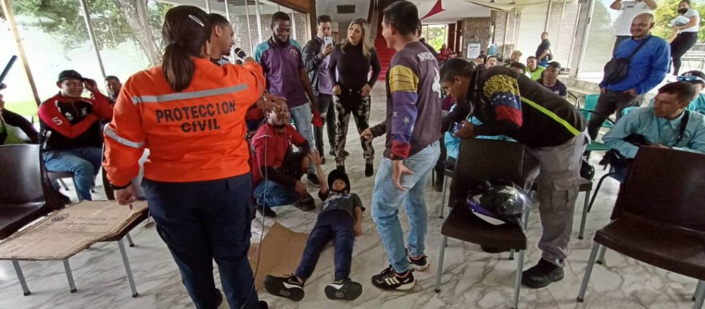 Motorizados aprenden los primeros auxilios