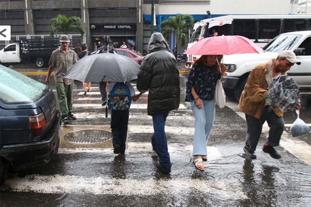 Nubosidad con lluvias tormentosas prevén para este lunes en el país