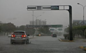 Onda tropical genera lluvias con descargas eléctricas en parte del país
