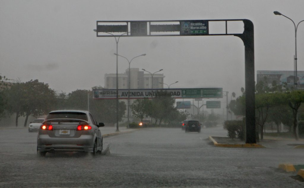 Onda tropical genera lluvias con descargas eléctricas en parte del país