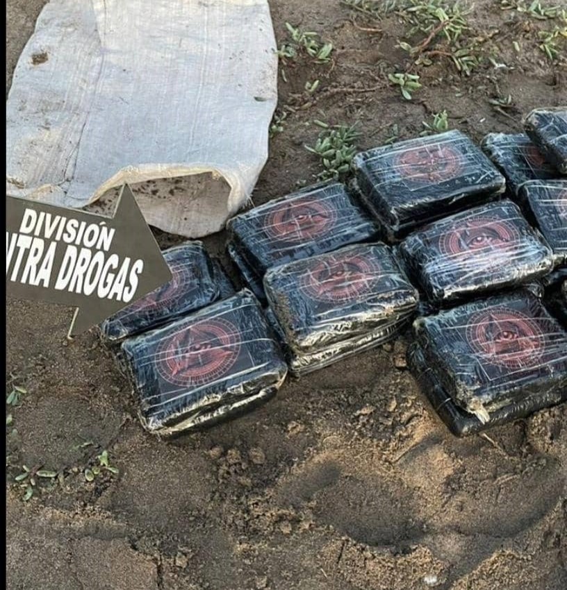 PNB recogió en playas de Maurica 20 panelas de cocaína