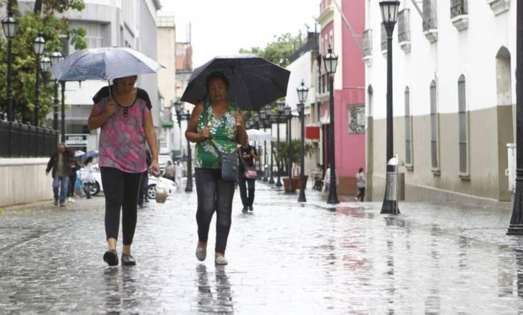 Paso de ondas tropicales causa lluvias intensas en gran parte del país