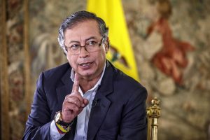 Petro destapa trama de corrupción por compra de equipos militares italianos