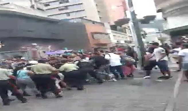 El enfrentamiento entre PoliCaracas y buhoneros en el bulevar de Sabana Grande (Imágenes)