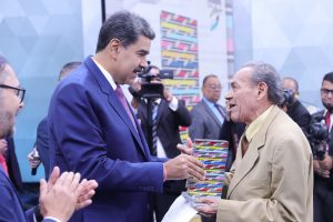 Presidente Maduro entrega el Premio Nacional de Periodismo