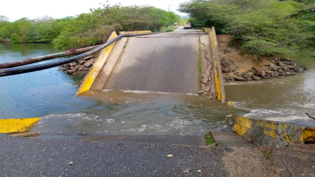 Se desplomó puente en Carenero en Miranda