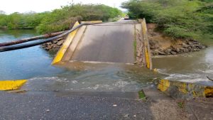 Se desplomó puente en Carenero en Miranda