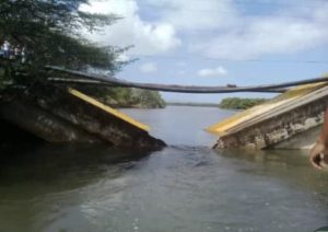 Activan vía alterna tras colapso estructural del puente Guayacán en Higuerote