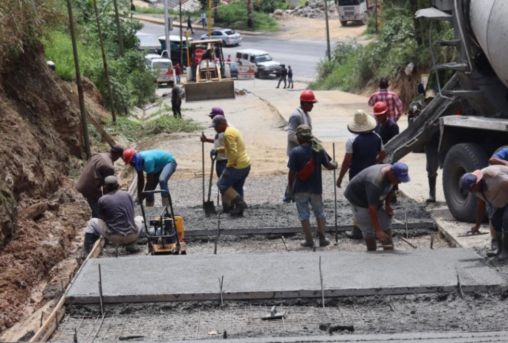 Rehabilitan 200 metros lineales en vía Panamericana - La Vega