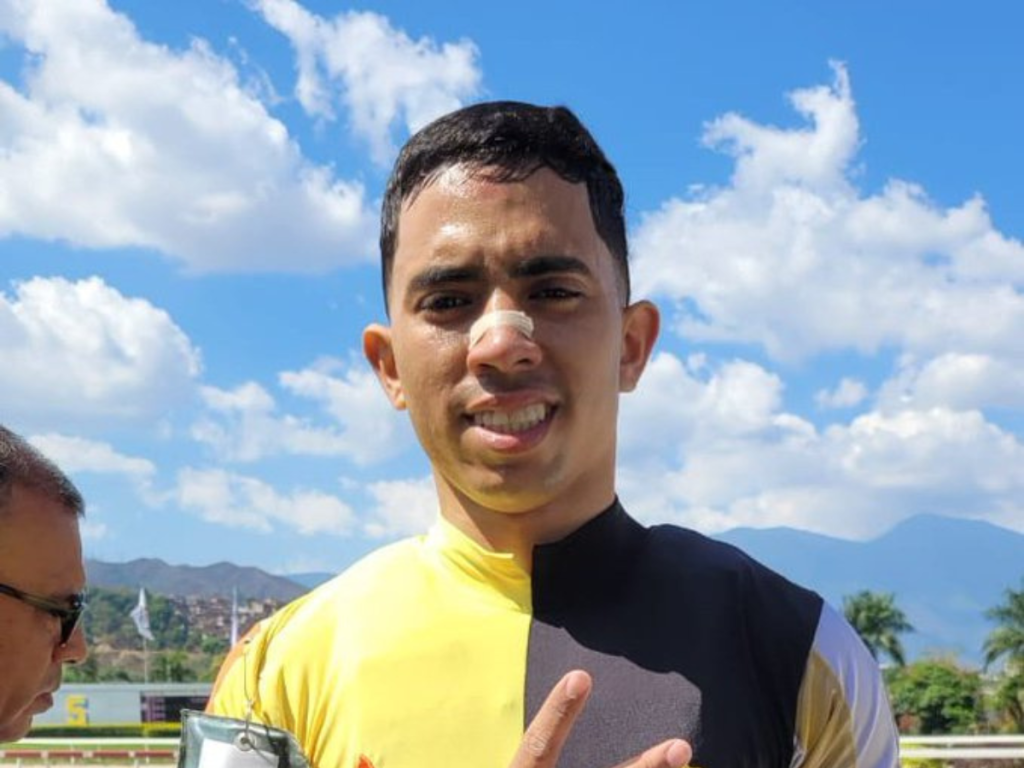 Robert Capriles de nuevo con agente Hernán Rengifo