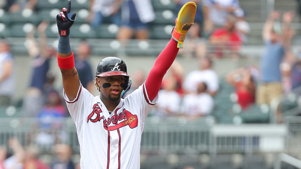 Ronald Acuña Jr. marca récord impresionante con 15 jonrones y 30 robos de base