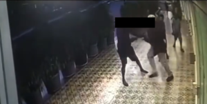 Jóvenes robaron a parquero en Sabana Grande y fueron captados en video