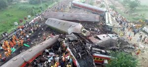 Se eleva a 288 cifra de muertos por choque de trenes en India